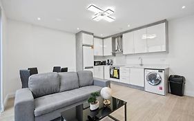 Immaculate And Modern 2 Bedroom Apartment In Slough